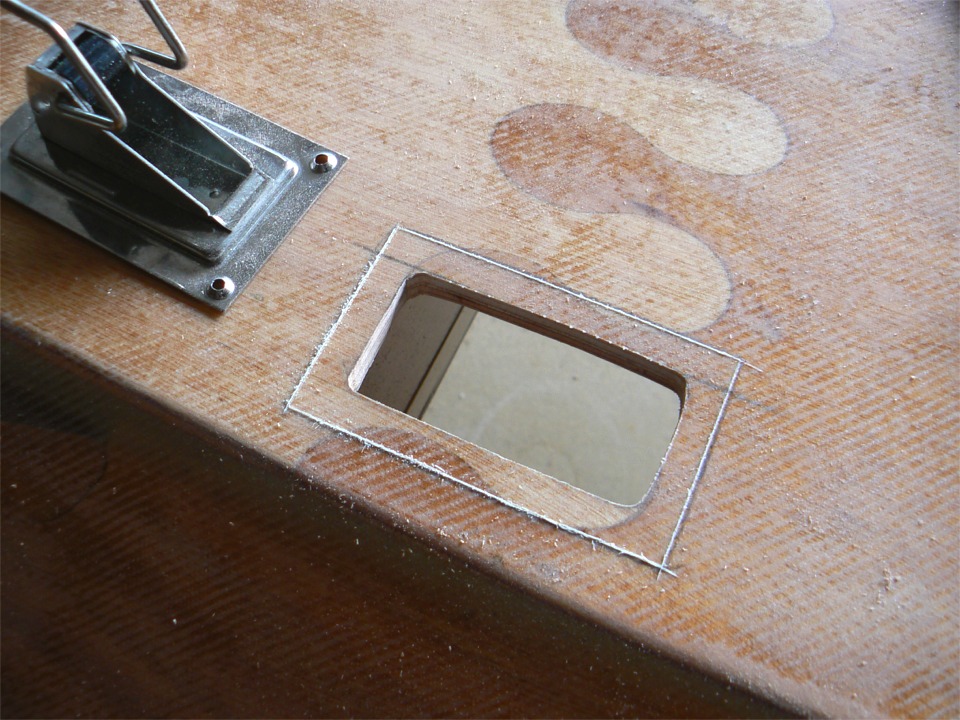 Ce mod&egrave;le de vide-vite se pose sur l'ext&eacute;rieur de la coque : outre la d&eacute;coupe traversante, il faut d&eacute;couper une feuillure de 1 mm de profondeur pour encastrer la plaque ext&eacute;rieure du vide-vite. 