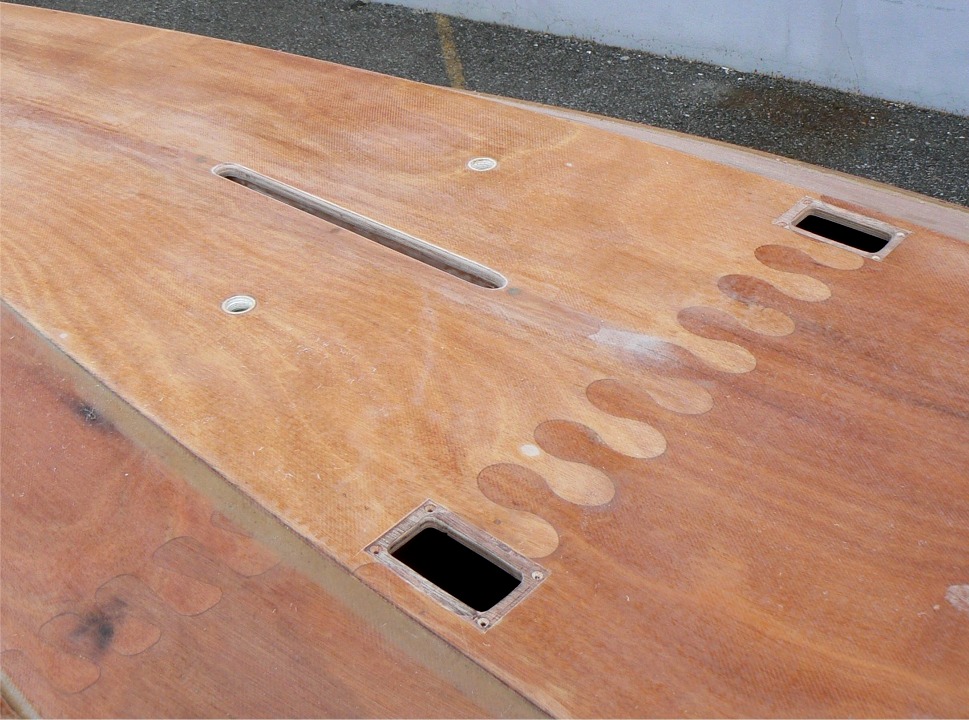 Vue g&eacute;n&eacute;rale de tous les trous dans la coque. J'ai fini la fente du puits de d&eacute;rive &agrave; la d&eacute;fonceuse : d'abord avec une fraise &agrave; guide droite, puis une fraise &agrave; guide en quart de rond pour arrondir le bord sur la sole : m&ecirc;me pas peur !!! 