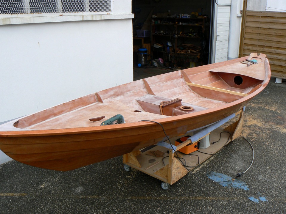 Et voilà, il n'y a plus qu'a ramasser la poussière. En fait, j'ai juste après rincé à grande eau (après avoir transféré le Doris 17 sur des tréteaux pour éviter de noyer mes radiateurs et ramassé la rallonge que l'on aperçoit au sol pour éviter de me mettre trop au courant...) Ce fut ensuite un vrai bonheur de voir les découpes des vide-vite évacuer l'eau : ça marche ! Bon, on verra quand les vide-vite seront montés et qu'il y aura de l'eau sous le bateau... 