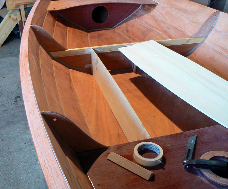 Selon mes calculs, chacun des caissons étanches sous les bancs latéraux aura une capacité de 34 litres, voilà donc 68 litres de flottabilité qui viennent s'ajouter au 280 litres des caissons avant et arrière, ce qui nous fait donc près de 350 litres de flottabilité dans ce Doris 17 "custom". Les 52 litres de capacité du ballast peuvent s'ajouter à la réserve de flottabilité si on ne le remplit pas d'eau. L'apport de ces deux caissons n'est pas capital dans la réserve totale de flottabilité (plus 23%), mais ils viennent en contrepoint des caissons avant et arrière.