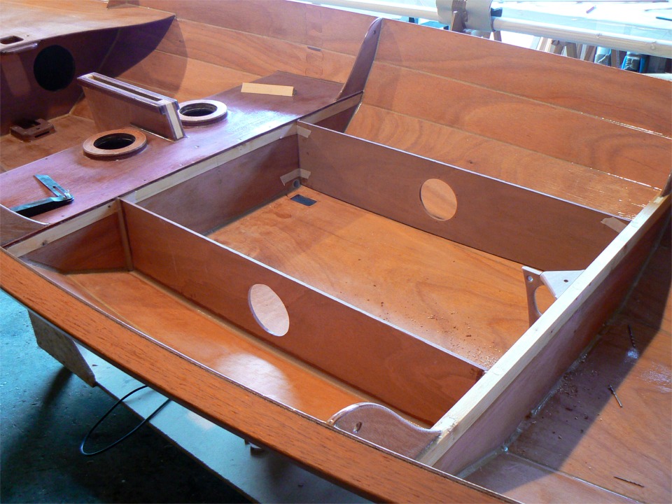 Grâce à une démo de chavirage de son Skerry "Anouket" offerte gracieusement par Ludo, nous avons pu voir l'utilité des caissons latéraux, sans lesquels le bateau plein d'eau est assez instable car il tend à pivoter sur un axe passant par le centre des caissons avant et arrière. Coté négatif, cela ajoute 6 kg de poids à la coque du Doris 17, que j'estime maintenant à 60-65 kg. Un autre intérêt de ces caissons latéraux est d'éliminer d'entrée de jeu près de 70 litres d'eau qu'il faudrait écoper en cas de chavirage, ça compte !