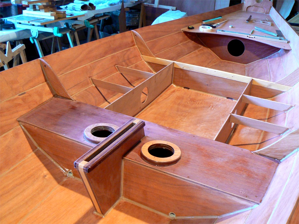 J'ai collé des entretoises en contreplaqué de 9 mm pour rigidifier l'assise des bancs latéraux. Si ce Doris 17 ne marche pas bien, je l'offre au Musée des Arts Premiers, car le puits de dérive et les deux trappes du ballast me font de plus en plus penser à un masque primitif... 