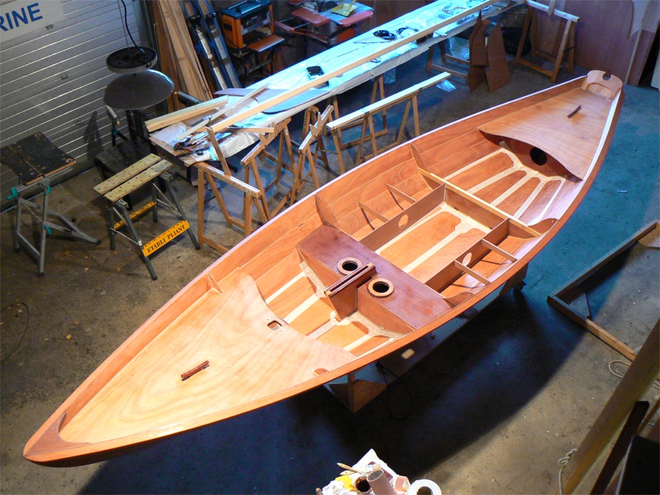 J'ai masqué pour faire l'antidérapant : je vais appliquer une couche d'époxy dans les zones ainsi délimitées, et saupoudrer des microsphères de verre dessus. A l'arrière-plan, on aperçoit le mât qu'Igor vient de m'aider à stratifier : nous avons enroulé deux couches de tissu de verre autour de ce mât, que je pense avoir taillé un peu fin pour sa hauteur. 