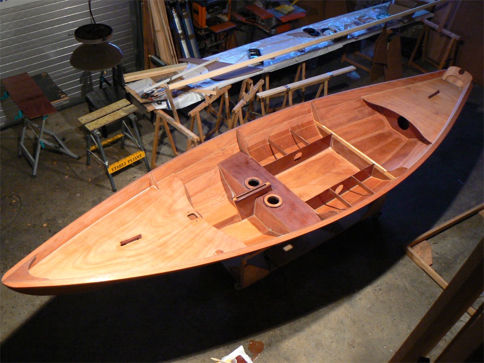 Voilà qui est fait, il restera à brosser pour éliminer les microsphères mal fixées, aspirer, et passer une seconde couche d'époxy pour sceller les microsphères. J'ai aussi passé une nouvelle couche d'époxy à l'intérieur des caissons latéraux avant de les fermer. 