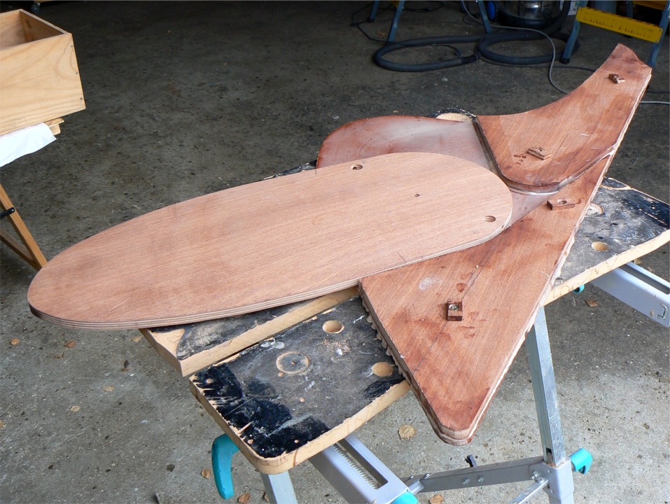 Le lendemain, apr&egrave;s durcissement de l'&eacute;poxy, j'ai coup&eacute; le safran et je v&eacute;rifie qu'il pourra pivoter librement dans son logement &agrave; l'int&eacute;rieur du gouvernail. Il faut encore que je le profile afin de r&eacute;duire sa tra&icirc;n&eacute;e. Sans pr&eacute;tendre r&eacute;aliser un profil NACA, je vais affiner un peu le bord d'attaque et surtout le bord de fuite. 