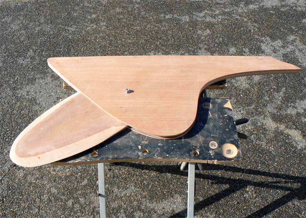 Ce truc qui ressemble &agrave; un mollusque bivalve est mon gouvernail, sur lequel je fais l'essayage du safran, profil&eacute; entretemps. En position basse, il descendra jusqu'&agrave; la verticale mais pas plus loin. 