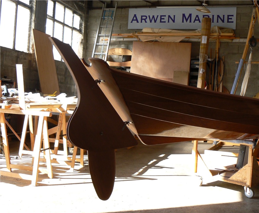 Et voil&agrave; ce que &ccedil;a donne apr&egrave;s montage des f&eacute;melots sur le tableau et des aiguillots sur le gouvernail. Je ne suis pas certain d'installer les manoeuvres de pivotement, car le safran tient en position basse par friction sur les joues du gouvernail. Le seul inconv&eacute;nient est qu'il faut aller se pencher &agrave; l'arri&egrave;re pour l'abaisser ou le relever (mais plus simple que &ccedil;a, tu meurs !) 