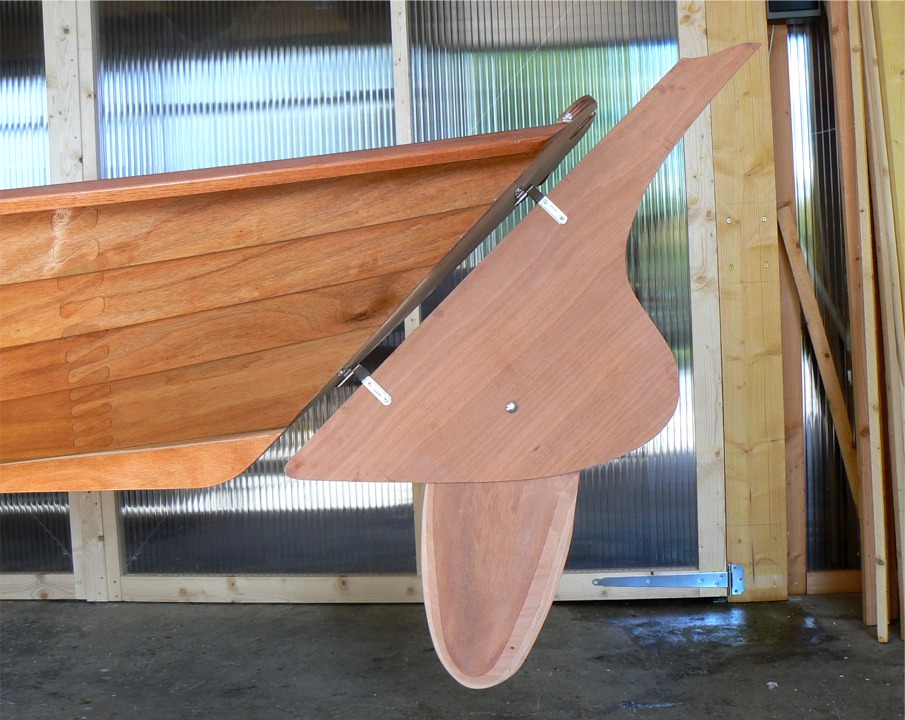 Voil&agrave; le safran en position basse. Pour la barre, j'h&eacute;site encore entre une barre franche (de 2.10 m de longueur !) et un timon &agrave; la scandinave. 