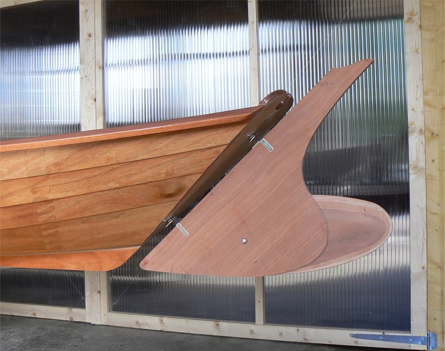 Et voil&agrave; le safran en position haute. Dans cette configuration, le Doris 17 peut aborder &agrave; la gr&egrave;ve, c'est l'aileron qui touchera, pas le gouvernail. 