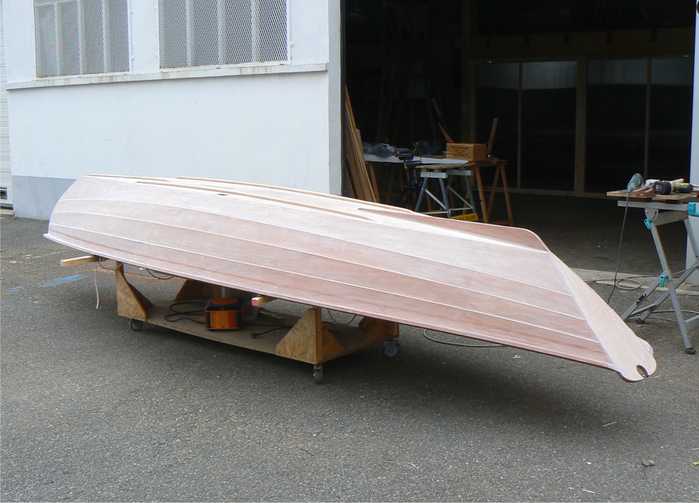 Ca y est, je viens de finir le dernier pon&ccedil;age ! Si si, dernier, moi aussi j'ai peine &agrave; le croire ! Le Doris 17 est d&eacute;guis&eacute; en loukoum avec la fine poussi&egrave;re blanche g&eacute;n&eacute;r&eacute;e par l'&eacute;poxy (n'oubliez pas votre masque anti-poussi&egrave;re). 