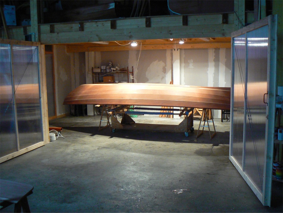 Les deux portes qui permettent de fermer l'espace sous la mezzanine sont en place, et j'y installe le Doris 17 : il sera &agrave; l'abri de la poussi&egrave;re g&eacute;n&eacute;r&eacute;e par les activit&eacute;s habituelles de l'atelier, et je pourrai chauffer, si besoin, pour activer le durcissement de la peinture. 