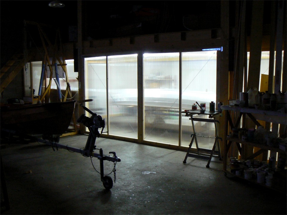 Et &ccedil;a y est, je viens de passer la premi&egrave;re couche de gris "platine" (rien de moins pour un tel vaisseau !) S'il est possible de circuler la semaine prochaine dans notre beau pays, je dois &ecirc;tre pr&ecirc;t pour aller faire les essais du Doris dans les eaux de Br&eacute;hat... 