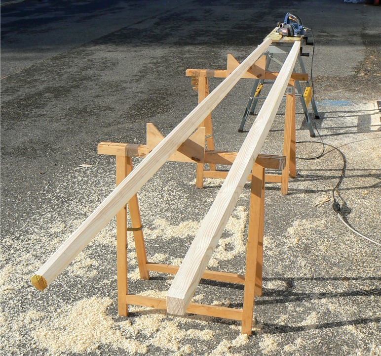 Je taille la vergue et la b&ocirc;me : &agrave; gauche, je passe la b&ocirc;me de la section carr&eacute;e &agrave; l'octogone, alors que la vergue &agrave; droite en est encore &agrave; la phase d'avant, section carr&eacute;e affin&eacute;e &agrave; ses extr&eacute;mit&eacute;s. 