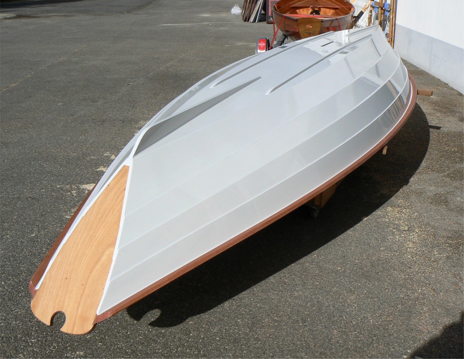 J'ai laiss&eacute; durcir la peinture deux jours apr&egrave;s avoir pass&eacute; trois couches de finition directement sur l'&eacute;poxy. Je sors la coque au soleil pour voir ce que donne le gris platine en "vraie" lumi&egrave;re. Je suis assez content du r&eacute;sultat ! Le tableau sera verni de m&ecirc;me que les listons. 