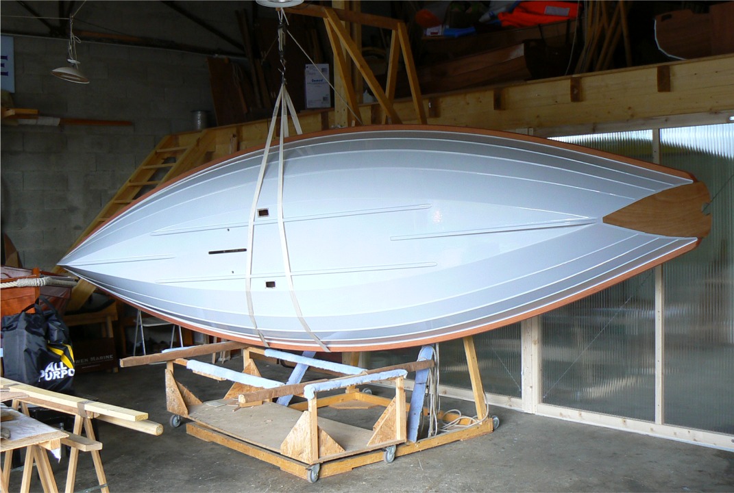 J'utilise ma ch&egrave;vre pour retourner le bateau afin de finir les travaux sur l'int&eacute;rieur de la coque et faire le vernis. Encore une fois, je me p&acirc;me devant la finesse des lignes de cette car&egrave;ne. 