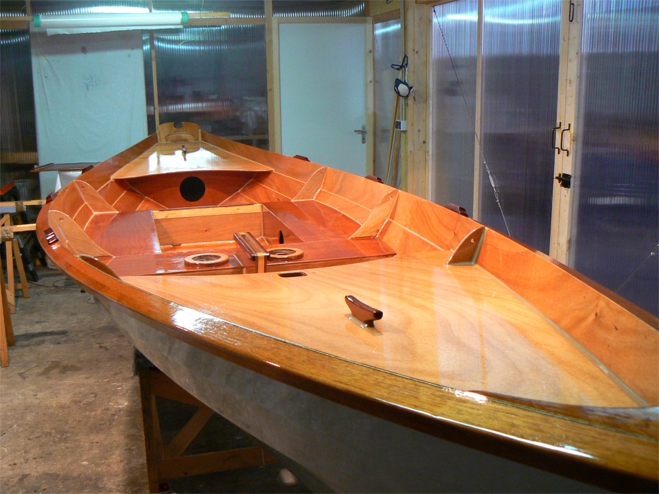 J'ai enfin attaqu&eacute; le vernis. Il me reste quelques d&eacute;tails comme finir les espars (couper et percer la vergue et la b&ocirc;me), ou encore dessiner et fabriquer le syst&egrave;me de timon (j'ai d&eacute;j&agrave; une barre franche de 2.10 m, mais si on danse, comme disait Gaston). 