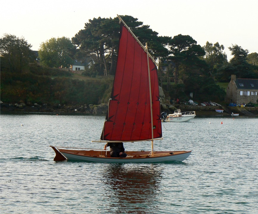 La voile au tiers de 9 m2 est 50% plus grande que de raison pour un bateau aussi léger, mais je souhaitais disposer d'un "moteur" puissant pour les plans d'eau intérieurs. Je n'ai navigué que cette fois-ci sans prendre de ris, car le vent a été plus fort lors de mes autres essais. Par comparaison, la voile standard d'un Laser fait 7.06 m2.