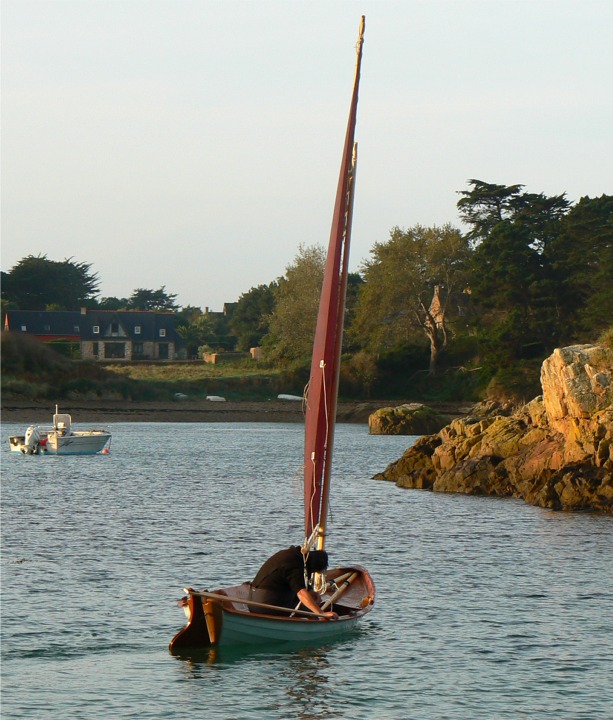 Suite du virement de bord : la voile a déjà pris à contre et passe sur l'autre bord. La bôme est assez haute pour que je n'aie pas à ramper dessous. 