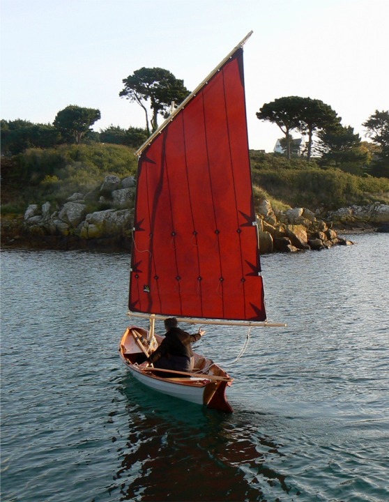 Empannage : je saisis l'écoute à pleine main pour faire passer la voile sur la nouvelle amure. 