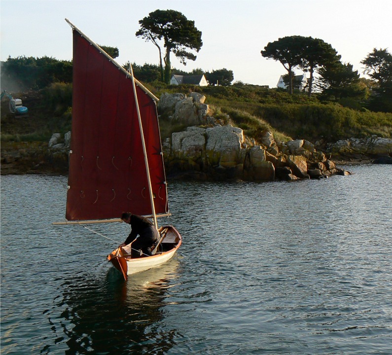 Suite de l'empannage, la voile est sur la nouvelle amure, et je ramène la barre pour stopper le pivotement. 