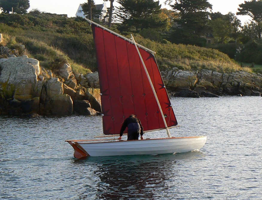 Fin de l'empannage : j'ai bordé pour repartir bon plein et une petite risée fait gîter le bateau car je suis encore debout et n'exerce guère de rappel. 