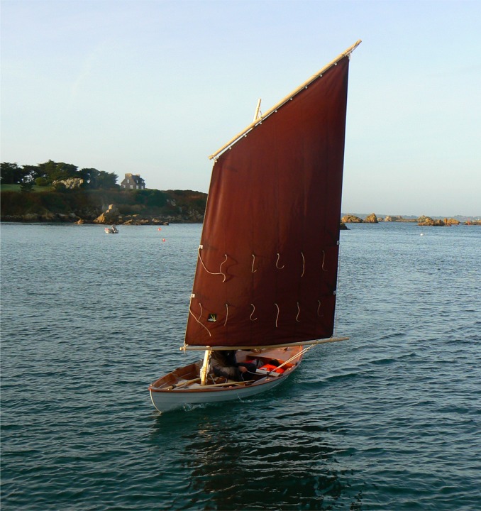 La voile au tiers de 9 m2 fournie par Voiles Performance à Lézardrieux est impeccablement coupée, et on remarque sur quelques images que mon transfilage sur la vergue est un peu trop souqué, ce qui crée un pli juste en arrière du guindant, très clairement visible ici. J'ai ensuite un peu molli le transfilage et le pli n'apparait plus.