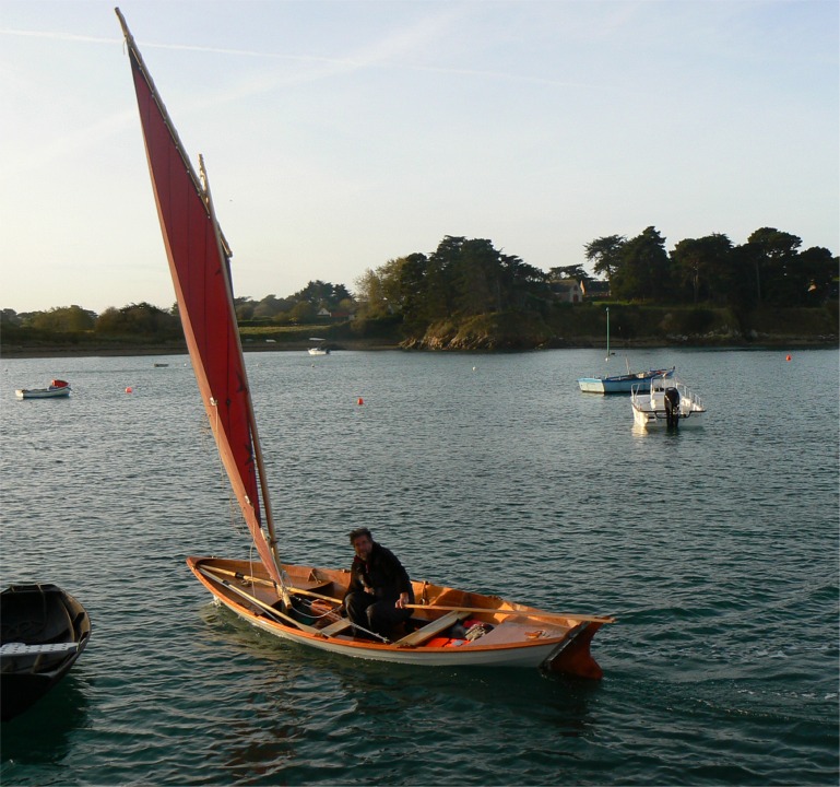 Cette photo des essais de notre premier Doris 17 montre bien le dévers de sa voile au tiers de 9 m2. La bôme est presque dans l'axe de prise de vue, alors que la vergue déverse un peu, ce qui montre clairement que le haut de la voile est plus "ouvert" par rapport au vent que le bas. 