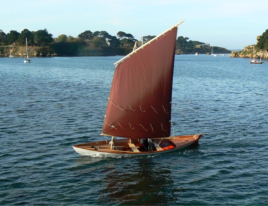 Mon sentiment dominant pendant ces essais est bien au-delà de la simple satisfaction de prendre en main un bateau bien dessiné (je n'y suis pour rien), bien construit et gréé (là attendez, je protège mes chevilles), et superbement rapide et évolutif, c'est de la jubilation pure ! 