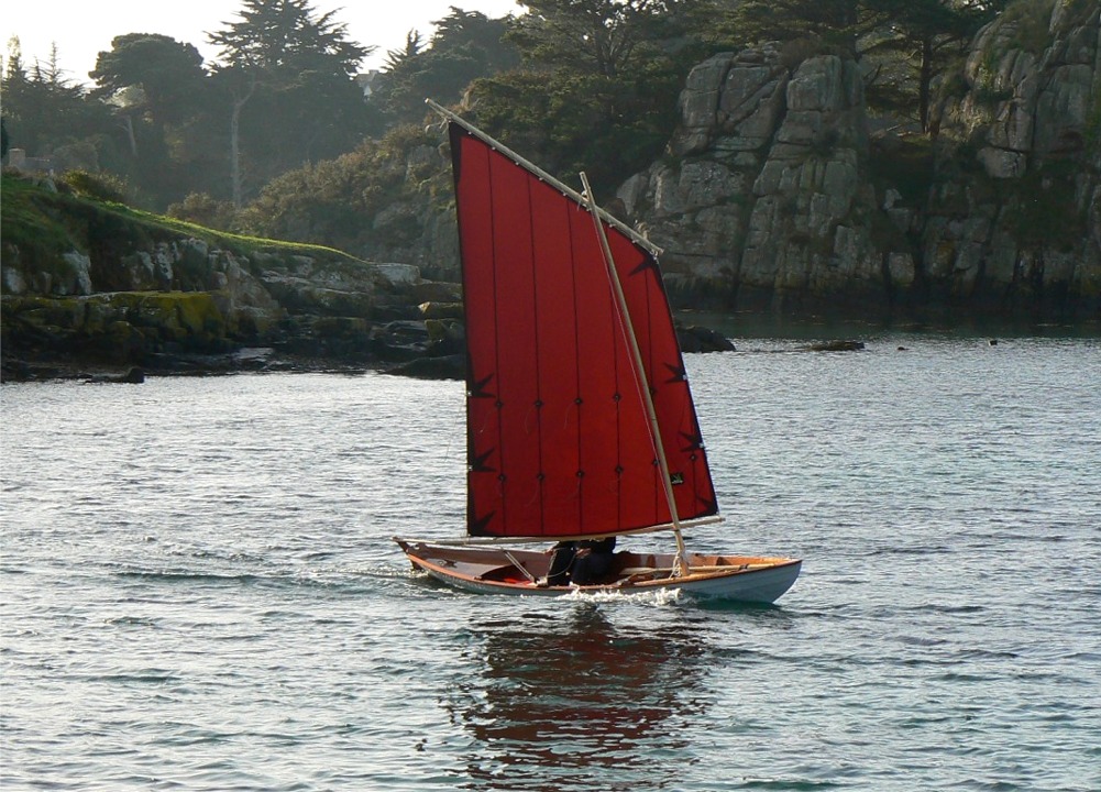 Le vent de force 1 à 2 laisse place par moments à de petites risées musclées qui accélèrent instantanément le Doris 17. Sa longueur de flottaison lui permet de prendre une vitesse étonnante, au point qu'au portant je me suis demandé plusieurs fois s'il n'allait pas se mettre au planing, alors que sa forme de coque le lui interdit en théorie (pas assez portante sur l'arrière). 