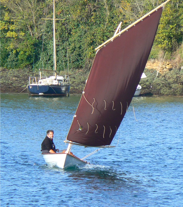 En effet, les vide-vite utilisent l'effet Venturi pour aspirer l'eau embarquée, dès que la vitesse du bateau est suffisante pour générer cette aspiration. En pratique, ils fonctionnent dès que le vent est suffisant (il l'est sur la plupart de ces images) et dès que l'allure est un peu plus arrivée que le près serré (pour la vitesse). 