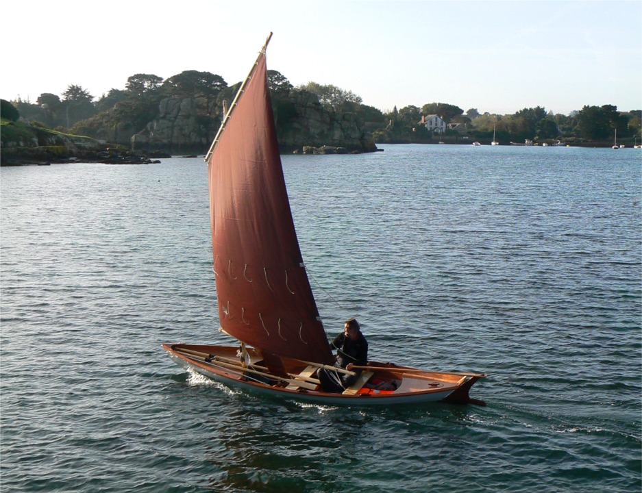 Fin octobre, je suis enfin prêt à essayer le Doris 17 en version voile. Essais très concluants, et j'attends avec impatience l'occasion de naviguer de nouveau. En attendant, je regarde les images des essais... 