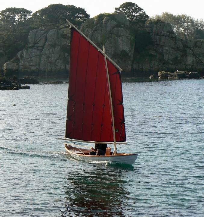 Je laisse porter encore un peu et relève encore une partie de la dérive. La vague d'étrave et le sillage montrent que le Doris 17 a bien allongé sa foulée : par petit temps, ce bateau va vite ! 