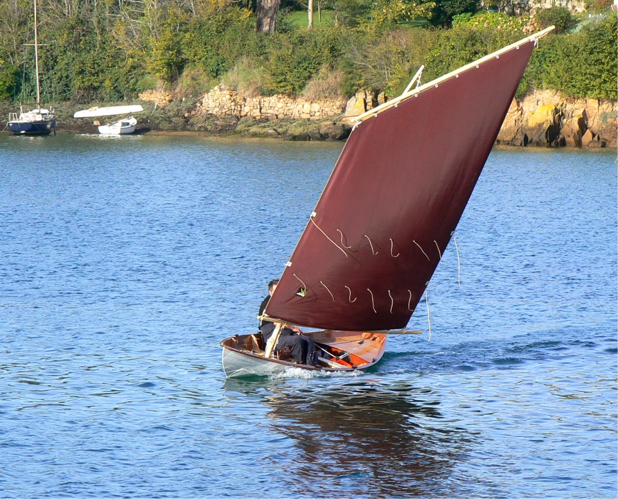 Ici le bateau prend un coup de gîte sous une nouvelle risée alors qu'il est déjà bien lancé au près bon plein : que du bonheur...