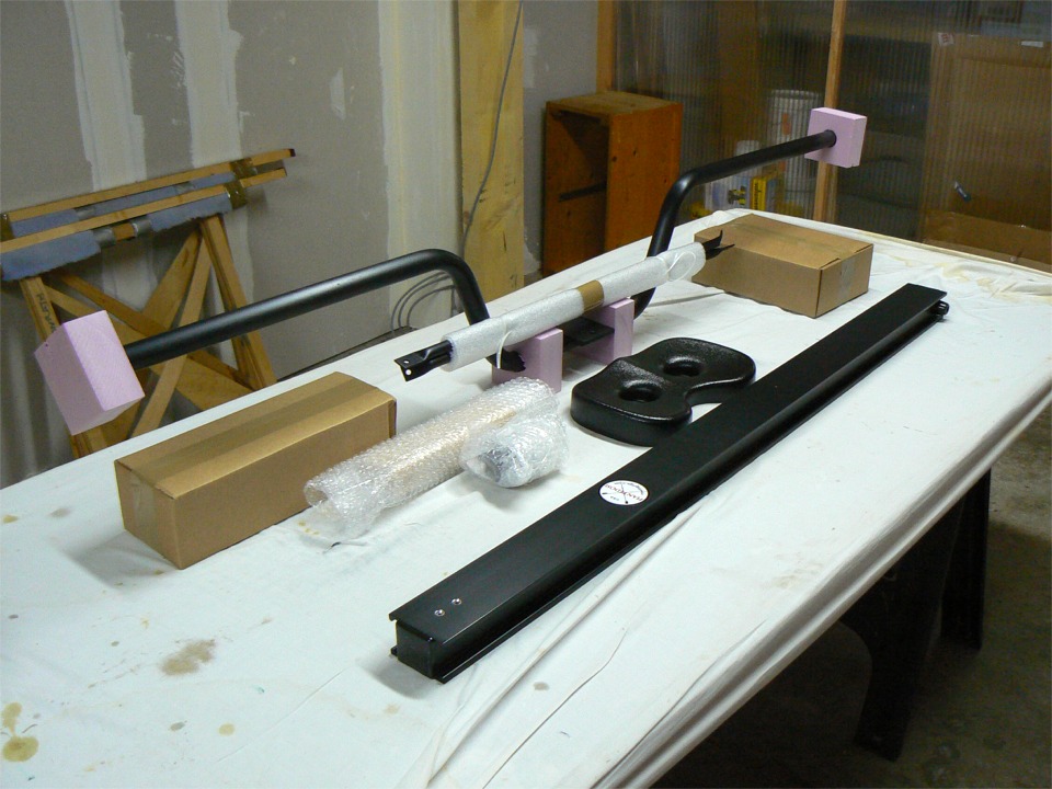 De retour à l'atelier, je débale un Piantedosi "Row Wing", un portant à coulisse monorail, que je vais installer dans une Yole de Chester, lancée début juillet 2010. Son propriétaire, qui l'utilise sur la rade de Brest, souhaite disposer de plus de puissance pour étaler les vents de la mauvaise saison. En effet, le portant à coulisse permet d'utiliser la force des jambes en plus de celle des bras dans un mouvement d'aviron qui utilise presque tous les muscles du corps, au lieu de se limiter à la partie supérieure du corps en aviron traditionnel. 