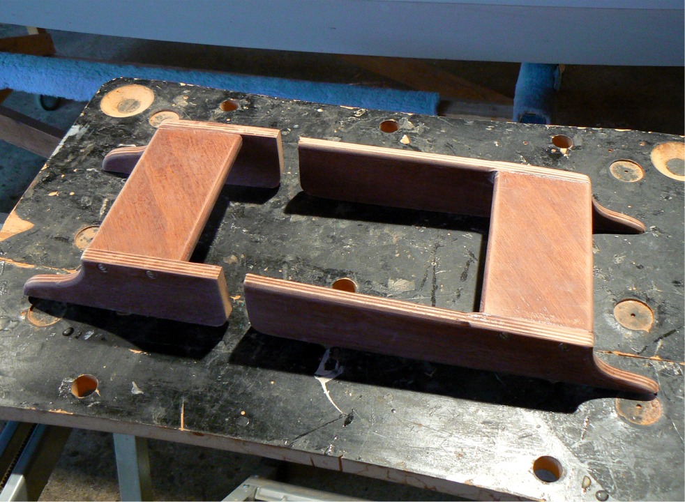 Voici les sabots, prêts pour le collage : à gauche le sabot avant, à droite celui de l'arrière. Les "bras" de celui-ci sont plus longs car le pied arrière du portant est positionné nettement plus loin de la membrure. 