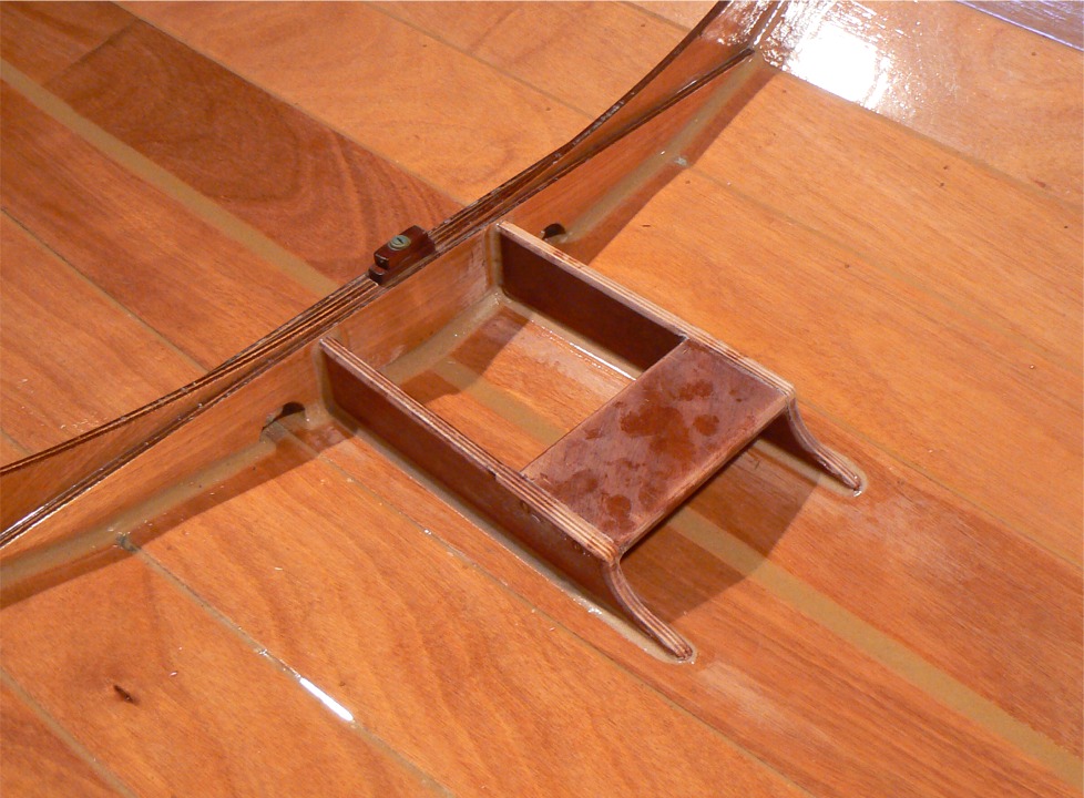 Et voici le pied arrière fraîchement collé. Après durcissement de l'époxy, je ferai un ponçage de finition, une couche d'époxy "claire", un nouveau ponçage et trois couches de vernis. 