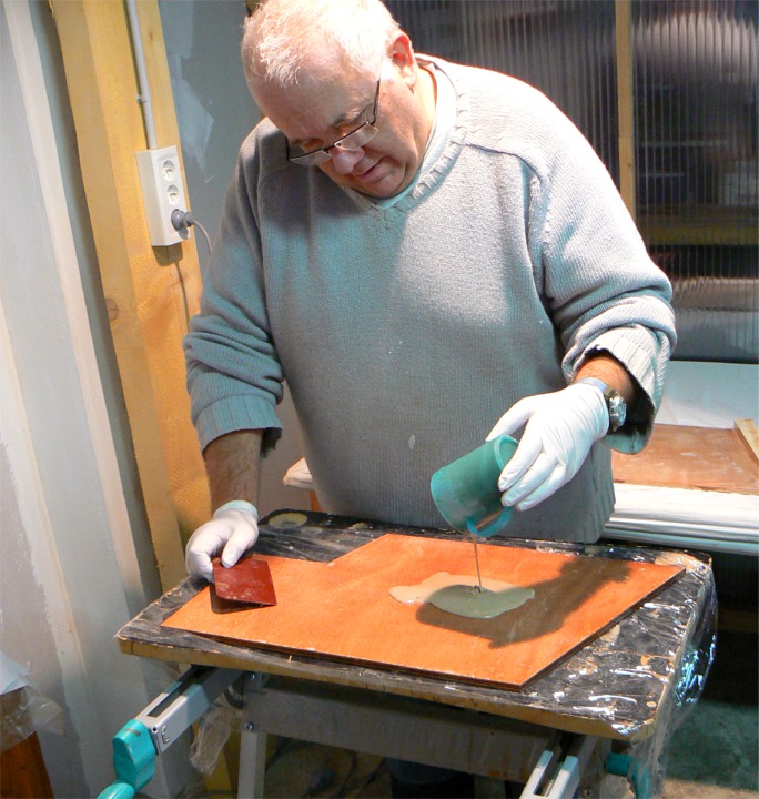 Olivier verse de l'époxy chargée sur l'une des joues du puits de dérive. Il va ensuite l'étaler avec la raclette qu'il tient dans la main droite. Nous créons ainsi une couche d'1 à 2 mm d'épaisseur sur les faces internes du puits de dérive, qui sera ainsi "blindé" contre les frictions de sable ou de gravier sur les cotés de la dérive. 