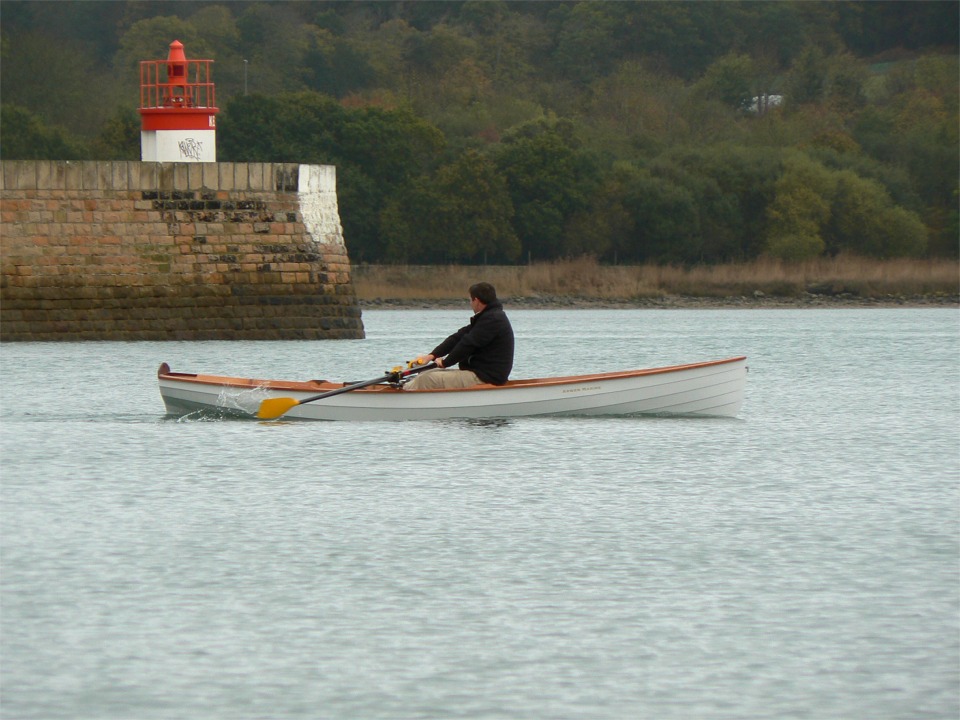 La Yole se pr&ecirc;te superbement &agrave; la pratique de l'aviron &agrave; coulisse en mer. 
