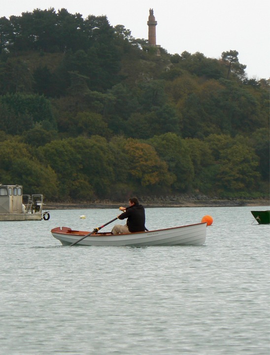 Le hasard de la photo donne un nez de clown &agrave; la Yole (une bou&eacute;e de corps-mort). A l'arri&egrave;re plan c'est la tour de Kerroc'h qui se dresse sur la butte bois&eacute;e de Crech Maz&eacute;. 