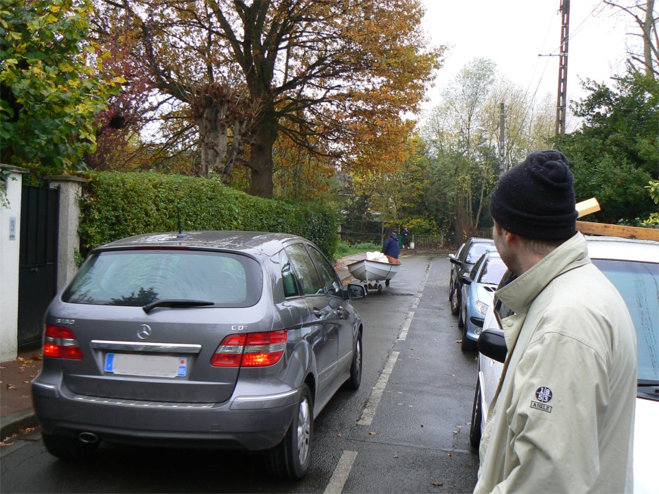 Etrange vision que cette voiture qui suit docilement Olivier et son Skerry "Malo" sur la route (roulant à gauche, qui plus est...) Olivier nous montre le chemin vers sa mise à l'eau sur le Lac du Nord, qui est lui-même une extension du lac d'Enghien. 