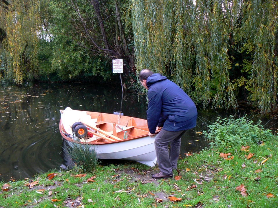 Apr&egrave;s embarquement de son petit chariot &agrave; kayak, Olivier pousse "Malo" &agrave; l'eau. Le panneau accroch&eacute; &agrave; l'arbre nous rappelle que la p&ecirc;che au brochet et au sandre sera ferm&eacute;e du 30 janvier au 30 avril... 