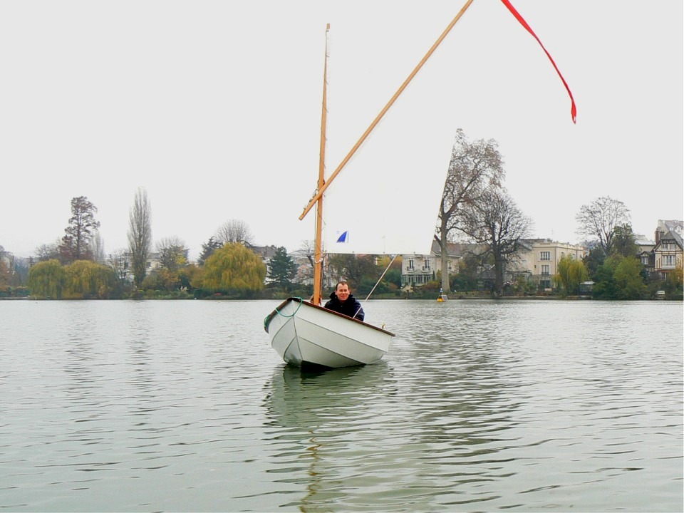 Olivier range "Malo" dans son garage, et il lui suffit de 3 minutes pour sortir son Skerry sur le lac d'Enghien. 