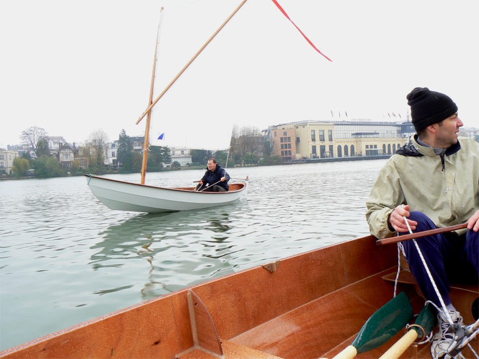 Oliver a oubli&eacute; d'embarquer la b&ocirc;me de "Malo", et il est oblig&eacute; de s'installer tout &agrave; l'arri&egrave;re de son Skerry pour tenir son &eacute;coute &agrave; pleine main. 