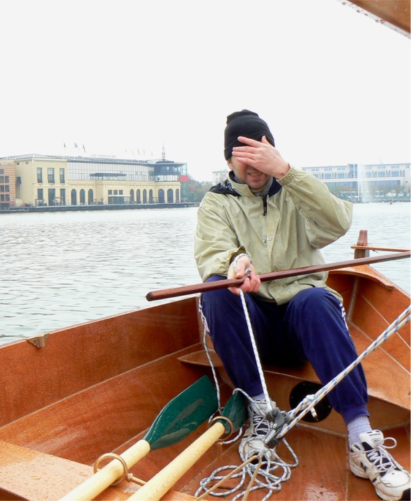 Mais soudain, Jean-David r&eacute;alise qu'il est temps de rentrer car il doit &ecirc;tre &agrave; temps &agrave; la maison pour f&ecirc;ter l'anniversaire de son fils ! 