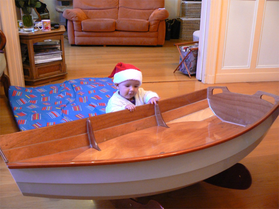 Je crains en effet que le Bateau Berceau ne puisse gu&egrave;re faire un jouet &agrave; bascule, car les patins sont perpendiculaires, pour un balancement transversal, tr&egrave;s indiqu&eacute; pour les nouveaux-n&eacute;s, mais pas tr&egrave;s amusant pour les plus grands. 