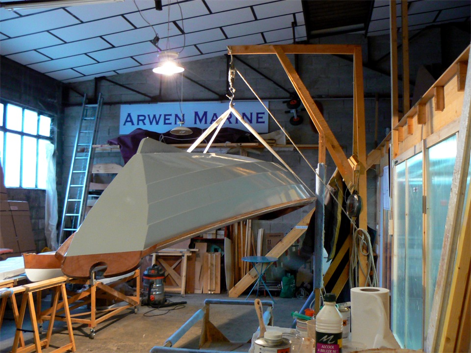 J'utilise ma ch&egrave;vre pour retourner "Paprika", le Doris 17 qu'Olivier a r&eacute;alis&eacute; avec moi en "construction accompagn&eacute;e". En effet, les chuttes de neige &agrave; r&eacute;p&eacute;tition de cette fin d'ann&eacute;e rendent al&eacute;atoires les d&eacute;placements et nous avons d&eacute;cid&eacute; que je ferai seul le vernis, apr&egrave;s qu'Olivier ait termin&eacute; la peinture sur l'ext&eacute;rieur de la coque.