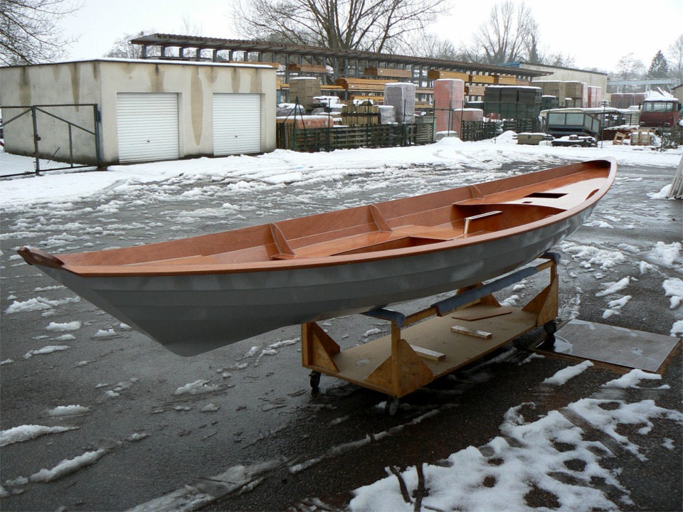 Avant de vernir, il faut poncer la derni&egrave;re couche d'&eacute;poxy, et je dois dire que j'ai un peu h&eacute;sit&eacute; &agrave; sortir "Paprika" pour poncer dehors... Il fait 1&deg;C ce 22 d&eacute;cembre, et la neige fond avec mod&eacute;ration, en attendant la prochaine couche... Je ne me plains pas car Clairoix n'a jamais &eacute;t&eacute; bloqu&eacute; par les cong&egrave;res, &agrave; la diff&eacute;rence de bon nombre de villages des environs, qui ont pass&eacute; un r&eacute;veillon de No&euml;l un peu particulier... 
