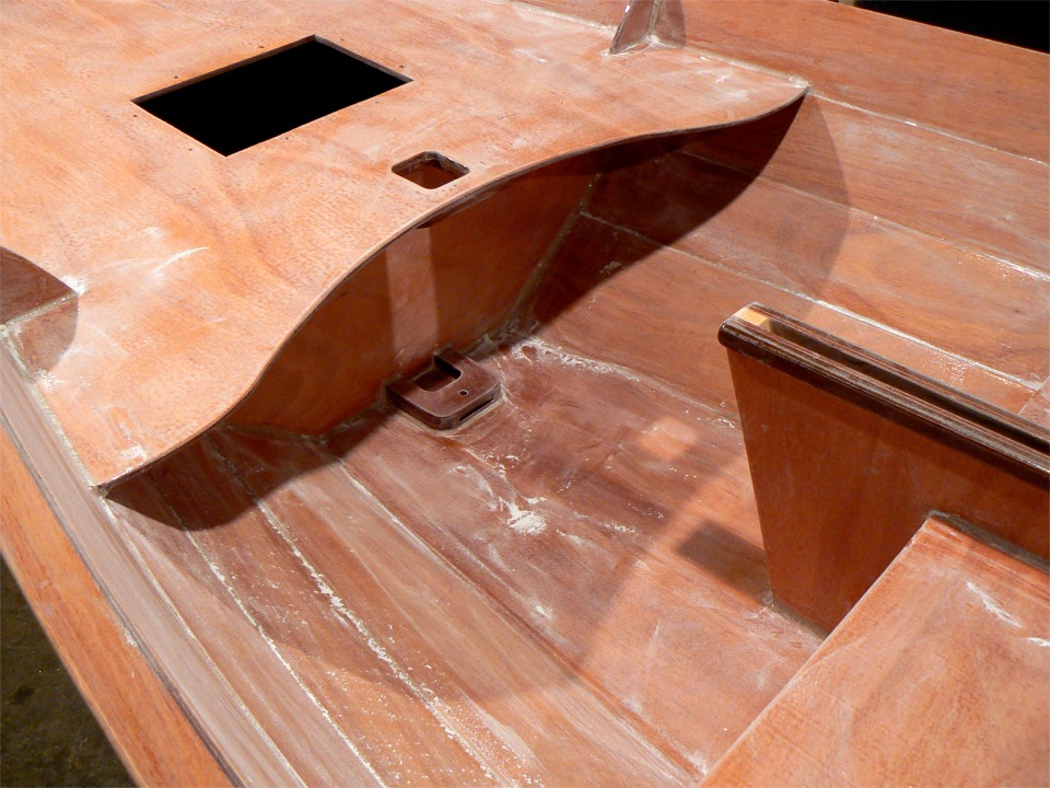 La surface en est &agrave; l'&eacute;tape "loukoum", et je vais maintenant passer l'aspirateur pour ramasser toute cette poussi&egrave;re d'&eacute;poxy. 