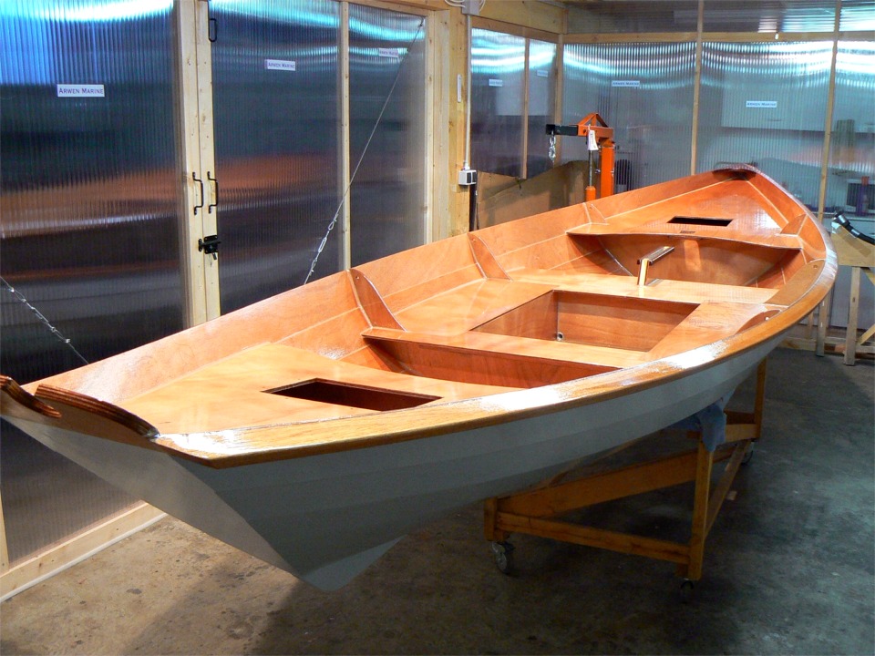 Et voil&agrave; ce que cela donne apr&egrave;s 4 couches de vernis PU bi-composant. J'arrive &agrave; chauffer rapidement la zone ferm&eacute;e sous la mezzanine, ce qui me permet de travailler confortablement. Le vernis polyur&eacute;thane durcit sans contrainte de temp&eacute;rature, alors que les r&eacute;sines &eacute;poxy que j'utilise ont besoin de chaleur (au-dessus de 15&deg;C) pour durcir dans de bonnes conditions. Le froid ralentit leur "m&ucirc;rissement" et produit du "blush" en surface. 