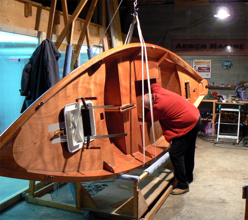 Nous utilisons la ch&egrave;vre pour travailler &agrave; l'int&eacute;rieur de "Paprika", le Doris 17 qu'Olivier a r&eacute;alis&eacute; avec moi en "construction accompagn&eacute;e". Ici Olivier est occup&eacute; &agrave; fixer le vide-vite b&acirc;bord. Il est beaucoup plus confortable de travailler au fond quand le bateau est sur la tranche, l'acc&egrave;s au fond est bien plus facile. 